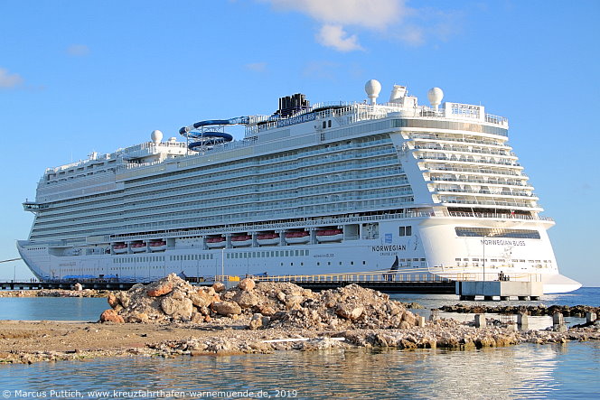 Das Kreuzfahrtschiff NORWEGIAN BLISS von der Kreuzfahrtreederei Norwegian Cruise Line am 18. November 2019 in Willemstad auf der Insel Curacao (Niederlande).