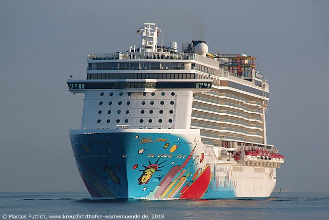 Das Kreuzfahrtschiff NORWEGIAN BREAKAWAY von der Kreuzfahrtreederei Norwegian Cruise Line am 12. Mai 2018 im Kreuzfahrthafen Warnemünde in der Hansestadt Rostock (Erstanlauf).