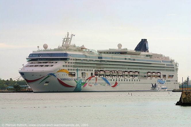 Das Kreuzfahrtschiff NORWEGIAN DAWN am 07. Oktober 2005 in Nassau (Bahamas).