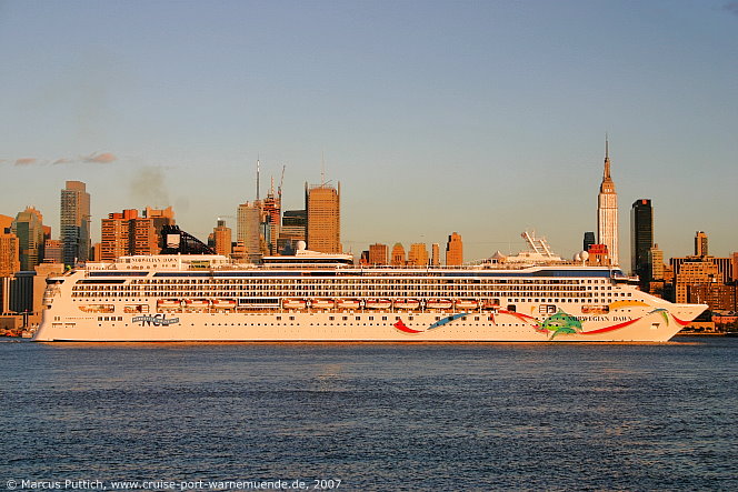Das Kreuzfahrtschiff NORWEGIAN DAWN am 28. Oktober 2007 in New York, NY (USA).