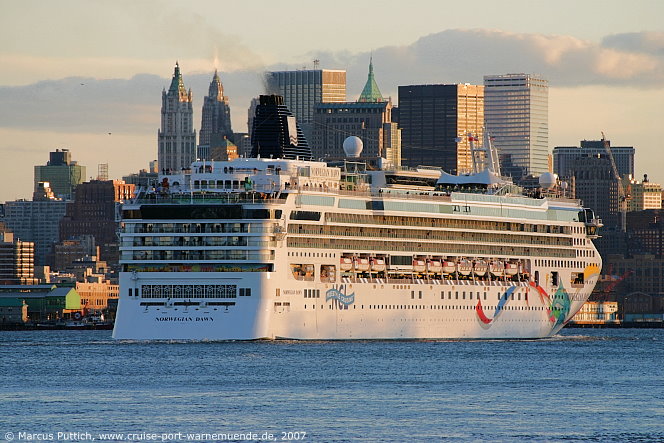 Das Kreuzfahrtschiff NORWEGIAN DAWN am 28. Oktober 2007 in New York, NY (USA).