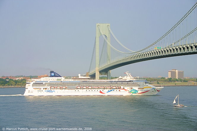 Das Kreuzfahrtschiff NORWEGIAN DAWN am 20. Juli 2008 in New York, NY (USA).