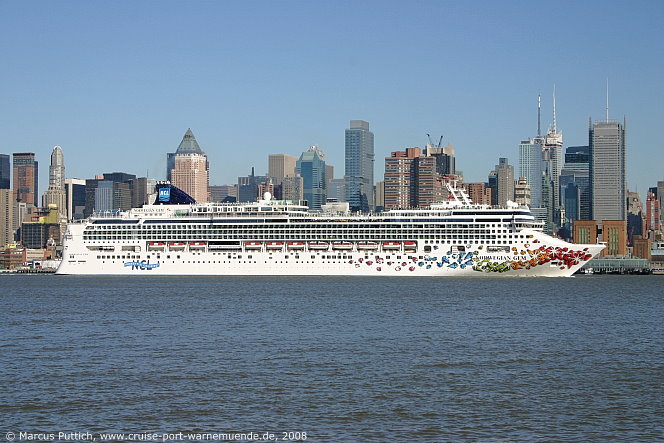 Das Kreuzfahrtschiff NORWEGIAN GEM am 29. März 2008 in New York, NY (USA).