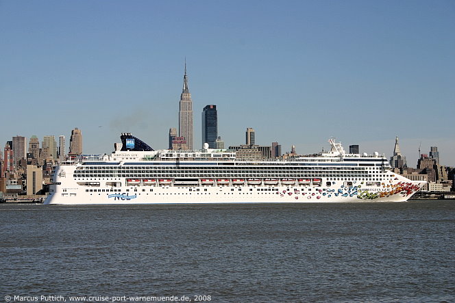 Das Kreuzfahrtschiff NORWEGIAN GEM am 29. März 2008 in New York, NY (USA).