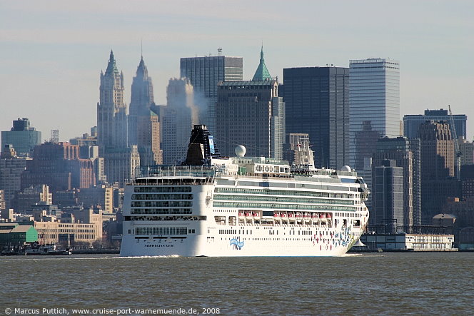 Das Kreuzfahrtschiff NORWEGIAN GEM am 29. M&auml;rz 2008 in New York, NY (USA).