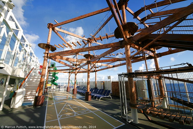 Kreuzfahrtschiff NORWEGIAN GETAWAY: Der Sports Complex mit Rope Corse auf Deck 17.