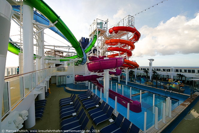 Kreuzfahrtschiff NORWEGIAN GETAWAY: Blick auf den Aqua Park, den Kids' Aqua Park, Free Fall und The Whip von Deck 16.