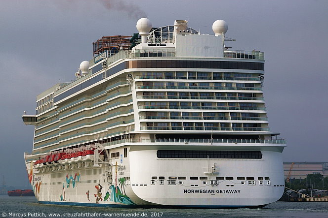 Das Kreuzfahrtschiff NORWEGIAN GETAWAY von der Kreuzfahrtreederei Norwegian Cruise Line am 26. Mai 2017 im Kreuzfahrthafen Warnemünde in der Hansestadt Rostock.