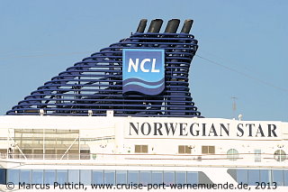 Das Kreuzfahrtschiff NORWEGIAN STAR am 17. Mai 2013 im Kreuzfahrthafen Warnemünde in der Hansestadt Rostock.