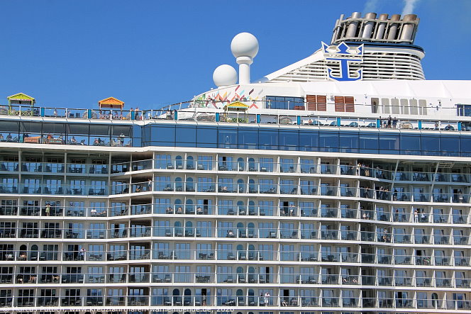 Das Kreuzfahrtschiff ODYSSEY OF THE SEAS von der Kreuzfahrtreederei Royal Caribbean International am 26. Juni 2026 in Civitavecchia (Italien).