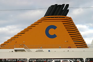 Das Kreuzfahrtschiff COSTA VOYAGER am 10. Juni 2012 im Ostseebad Warnemünde (Erstanlauf).
