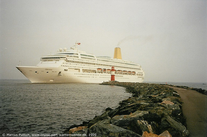 Das Kreuzfahrtschiff ORIANA am 14. Juli 1999 im Kreuzfahrthafen Warnemünde in der Hansestadt Rostock (Erstanlauf).