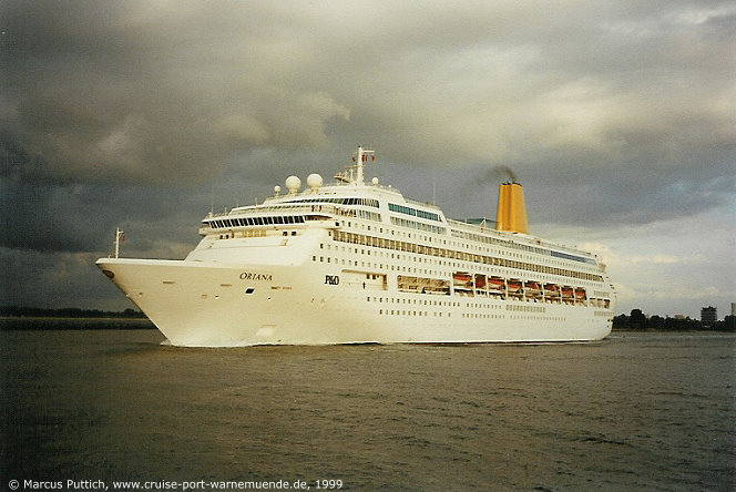Das Kreuzfahrtschiff ORIANA am 14. Juli 1999 im Kreuzfahrthafen Warnemünde in der Hansestadt Rostock (Erstanlauf).