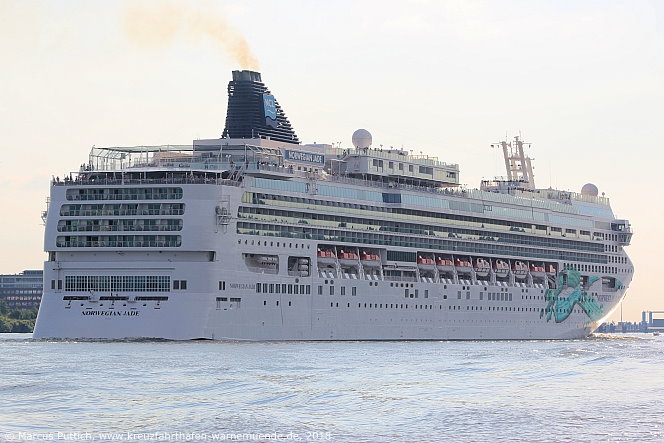 Das Kreuzfahrtschiff NORWEGIAN JADE am 15. Juli 2018 in Hamburg (Deutschland).