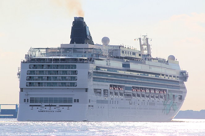 Das Kreuzfahrtschiff NORWEGIAN JADE am 15. Juli 2018 in Hamburg (Deutschland).