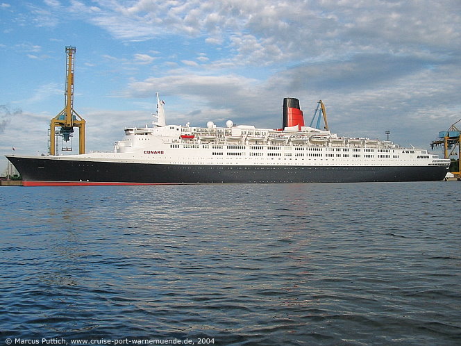 Das Kreuzfahrtschiff QUEEN ELIZABETH 2 am 08. Juni 2004 in der Hansestadt Rostock.