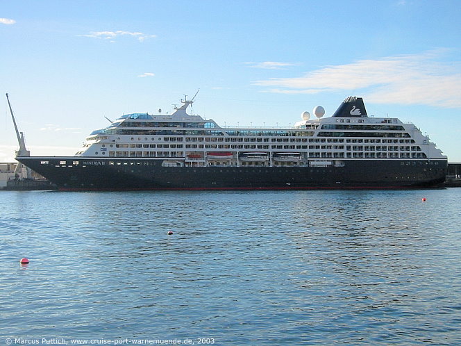 Das Kreuzfahrtschiff MINERVA II am 08. Dezember 2003 in Funchal auf der Insel Madeira (Portugal).