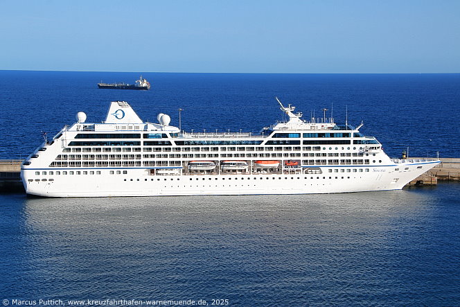 Das Kreuzfahrtschiff SIRENA von der Kreuzfahrtreederei Oceania Cruises am 01. November 2025 in Arrecife auf der Insel Lanzarote (Spanien).