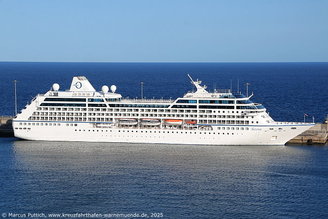 Das Kreuzfahrtschiff SIRENA von der Kreuzfahrtreederei Oceania Cruises am 01. November 2025 in Arrecife auf der Insel Lanzarote (Spanien).