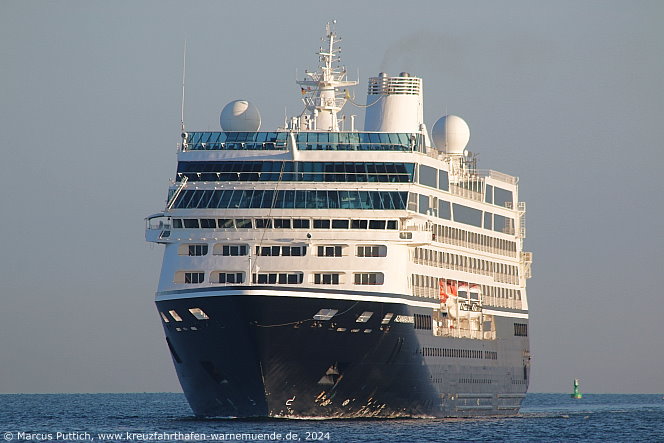 Das Kreuzfahrtschiff Kreuzfahrtschiff AZAMARA ONWARD am 27. August 2024 im Kreuzfahrthafen Warnemünde in der Hansestadt Rostock (Erstanlauf).