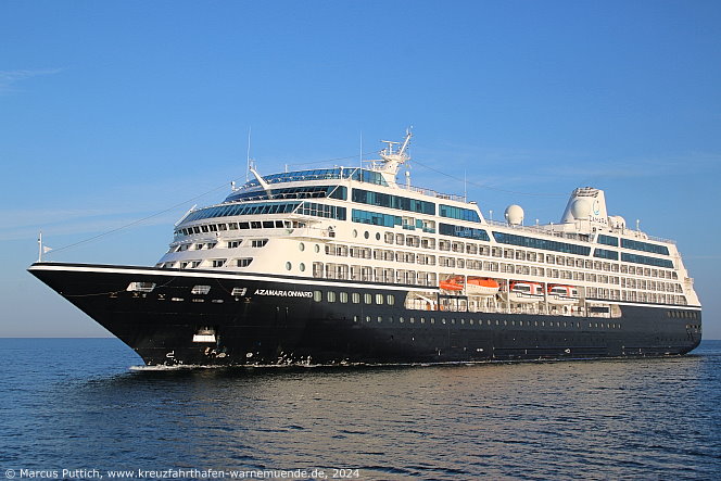 Das Kreuzfahrtschiff Kreuzfahrtschiff AZAMARA ONWARD am 27. August 2024 im Kreuzfahrthafen Warnemünde in der Hansestadt Rostock (Erstanlauf).