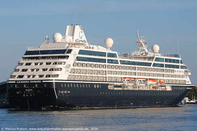 Das Kreuzfahrtschiff Kreuzfahrtschiff AZAMARA ONWARD am 27. August 2024 im Kreuzfahrthafen Warnemünde in der Hansestadt Rostock (Erstanlauf).