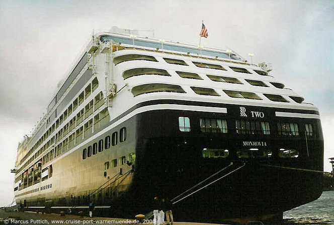 Das Kreuzfahrtschiff R TWO am 25. August 2000 im Ostseebad Warnemünde.