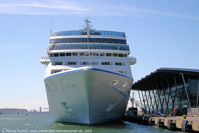 Das Kreuzfahrtschiff REGATTA am 18. Juni 2005 im Ostseebad Warnemünde.