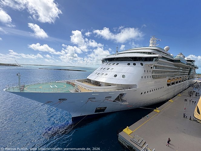 Das Kreuzfahrtschiff RADIANCE OF THE SEAS von der Kreuzfahrtreederei Royal Caribbean International am 18. April 2026 in CocoCay (Bahamas).