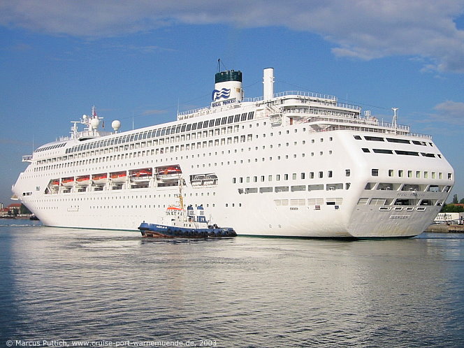 Das Kreuzfahrtschiff REGAL PRINCESS von der Kreuzfahrtreederei Princess Cruises am 27. Juni 2003 im Kreuzfahrthafen Warnemünde in der Hansestadt Rostock (Erstanlauf).