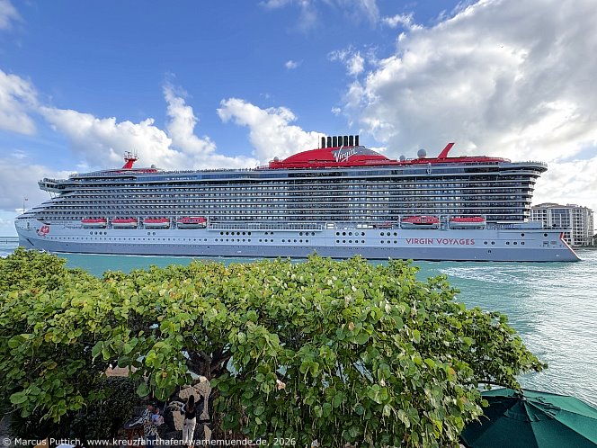 Das Kreuzfahrtschiff RESILIENT LADY von der Kreuzfahrtreederei Virgin Voyages am 11. April 2026 in Miami, FL (USA).