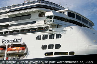 Das Kreuzfahrtschiff ROTTERDAM von der Kreuzfahrtreederei Holland America Line am 19. August 2009 im Kreuzfahrthafen Warnem&uuml;nde in der Hansestadt Rostock.