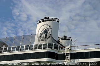 Das Kreuzfahrtschiff ROTTERDAM von der Kreuzfahrtreederei Holland America Line am 19. August 2009 im Kreuzfahrthafen Warnem&uuml;nde in der Hansestadt Rostock.
