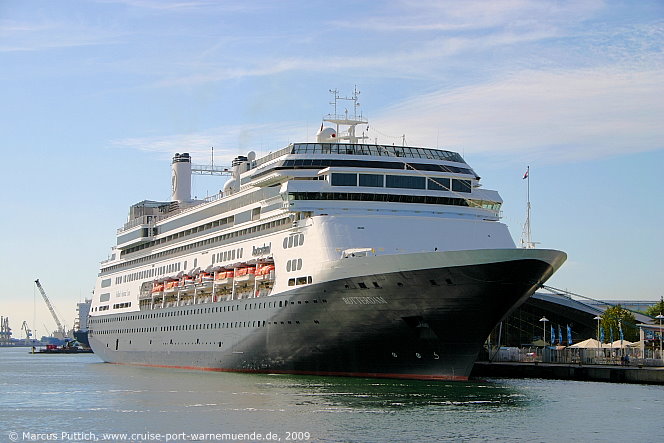 Das Kreuzfahrtschiff ROTTERDAM von der Kreuzfahrtreederei Holland America Line am 19. August 2009 im Kreuzfahrthafen Warnem&uuml;nde in der Hansestadt Rostock.