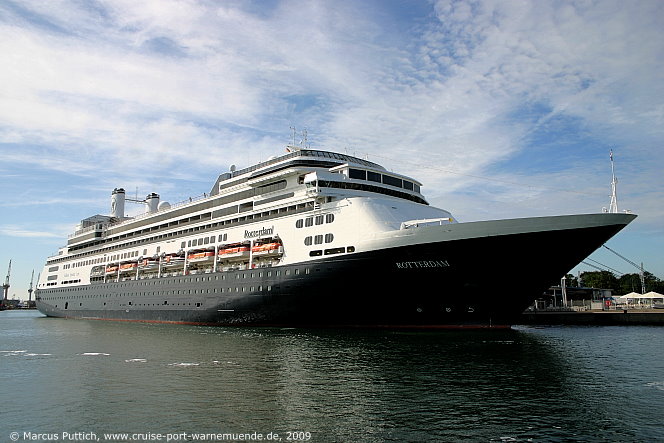 Das Kreuzfahrtschiff ROTTERDAM von der Kreuzfahrtreederei Holland America Line am 19. August 2009 im Kreuzfahrthafen Warnem&uuml;nde in der Hansestadt Rostock.