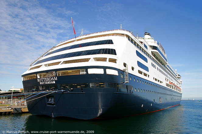 Das Kreuzfahrtschiff ROTTERDAM von der Kreuzfahrtreederei Holland America Line am 19. August 2009 im Kreuzfahrthafen Warnem&uuml;nde in der Hansestadt Rostock.