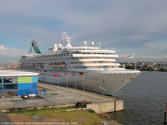 Das Kreuzfahrtschiff ROYAL PRINCESS am 30. August 2004 in Hamburg (Deutschland).