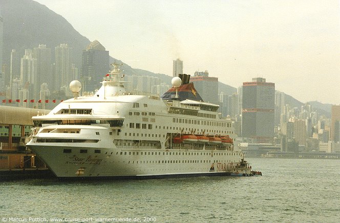 Das Kreuzfahrtschiff SUPERSTAR TAURUS am 07. Februar 2000 in Hong Kong (China).