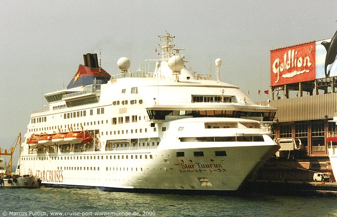 Das Kreuzfahrtschiff SUPERSTAR TAURUS am 09. Februar 2000 in Hong Kong (China).