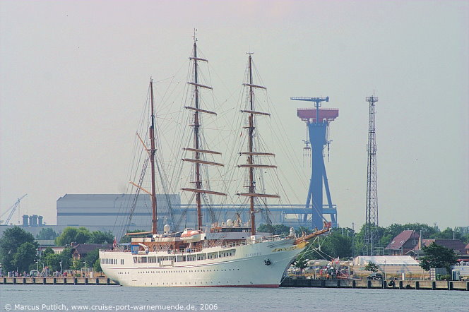 Das Kreuzfahrtschiff SEA CLOUD II am 30. Juli 2006 im Ostseebad Warnemünde.