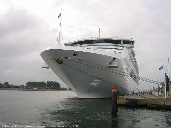 Das Kreuzfahrtschiff ADONIA am 08. Juli 2003 im Ostseebad Warnemünde (Erstanlauf).
