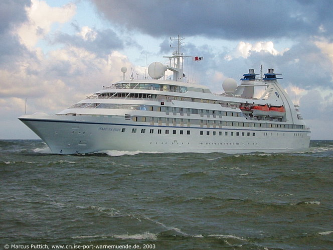 Das Kreuzfahrtschiff SEABOURN PRIDE am 20. Juni 2003 im Kreuzfahrthafen Warnem&uuml;nde in der Hansestadt Rostock (Erstanlauf).