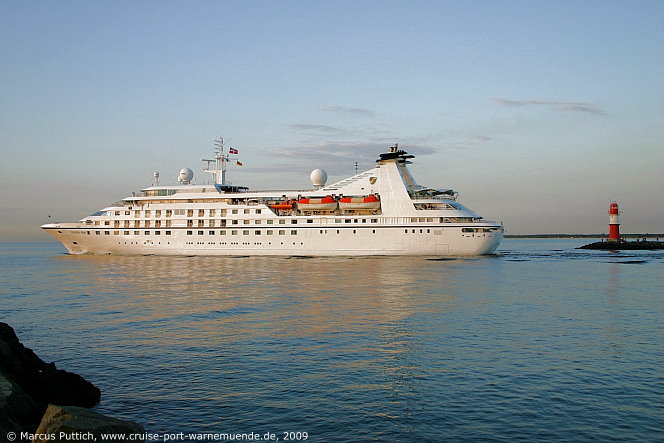 Das Kreuzfahrtschiff SEABOURN PRIDE am 28. Juli 2009 im Kreuzfahrthafen Warnemünde in der Hansestadt Rostock.