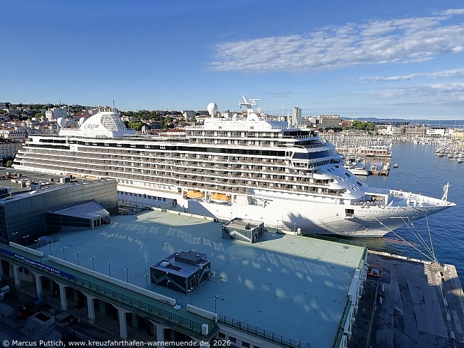 Das Kreuzfahrtschiff SEVEN SEAS GRANDEUR von der Kreuzfahrtreederei Regent Seven Seas Cruises am 17. Mai 2026 in Triest (Italien).