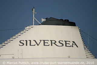 Das Kreuzfahrtschiff SILVER CLOUD am 31. Juli 2010 im Kreuzfahrthafen Warnemünde in der Hansestadt Rostock.