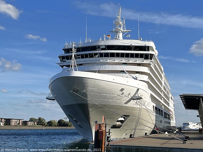 Das Kreuzfahrtschiff SILVER DAWN von der Kreuzfahrtreederei Silversea Cruises am 20. September 2023 im Kreuzfahrthafen Warnem&uuml;nde in der Hansestadt Rostock (Erstanlauf).