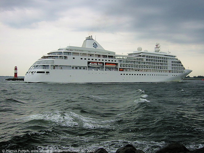 Das Kreuzfahrtschiff SILVER SHADOW am 17. Juli 2002 im Ostseebad Warnemünde.