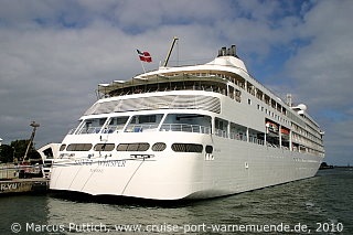 Das Kreuzfahrtschiff SILVER WHISPER am 15. Juni 2010 im Ostseebad Warnemünde.