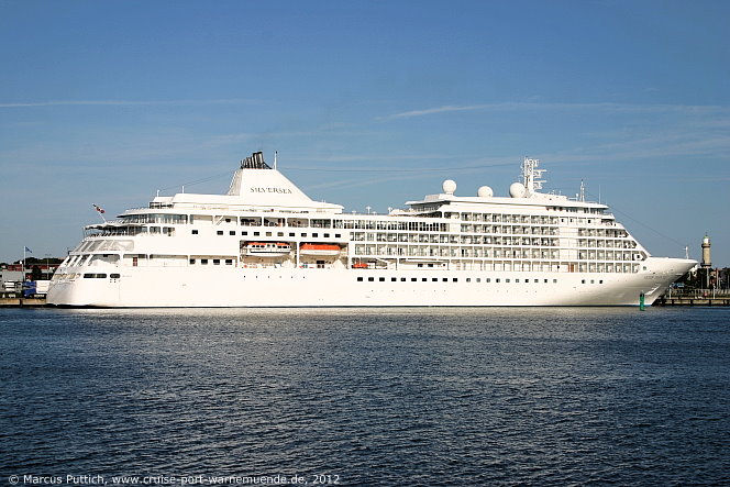 Das Kreuzfahrtschiff SILVER WHISPER am 23. Juli 2012 im Ostseebad Warnemünde.