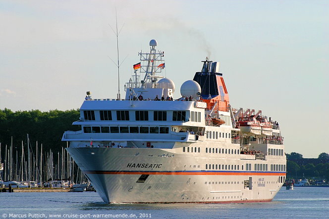 Das Kreuzfahrtschiff HANSEATIC von der Kreuzfahrtreederei Hapag-Lloyd Kreuzfahrten am 14. Juni 2011 in Lübeck (Deutschland).